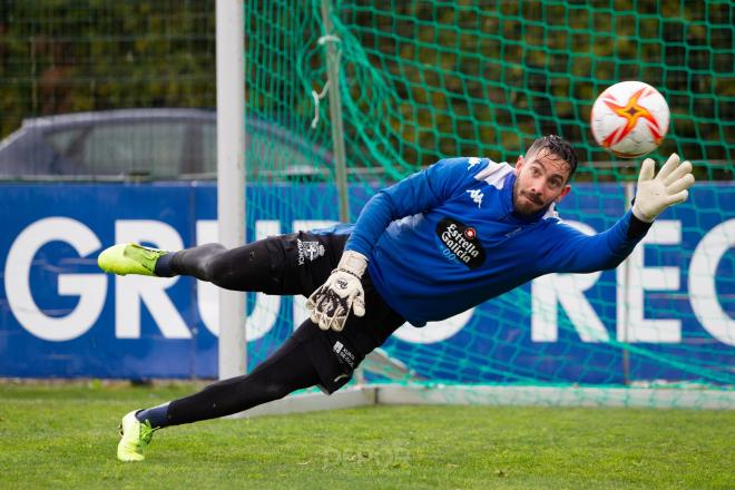 Mackay despejando un disparo durante un entrenamiento (Foto: RCD)