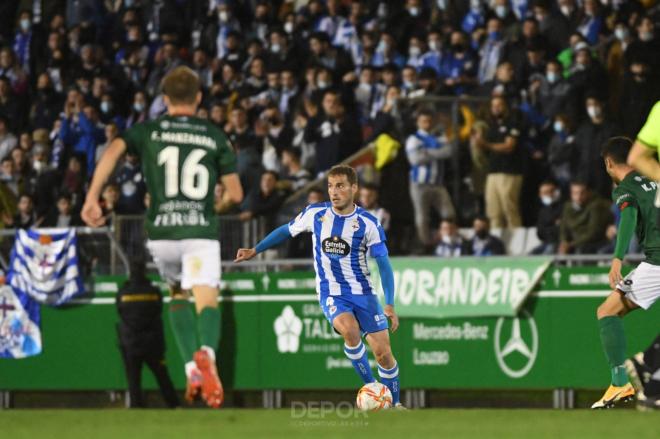 Álex Bergantiños con el balón ante el Racing de Ferrol (Foto:RCD).