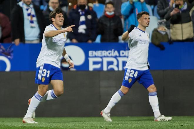 Iván Azón celebra su gol al Almería (Foto: Daniel Marzo).