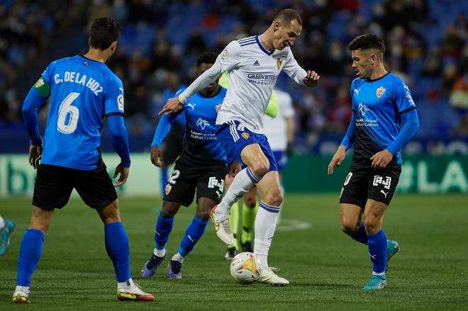 Petrovic protege el balón ante la UD Almería (Foto: Daniel Marzo).