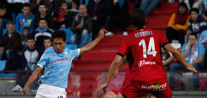 Chu Young Park ante Pedro Geromel (Foto: Imago).