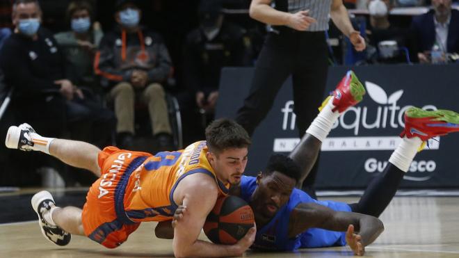 86-76. Un tenaz Valencia Basket supera las adversidades y tumba al Barça