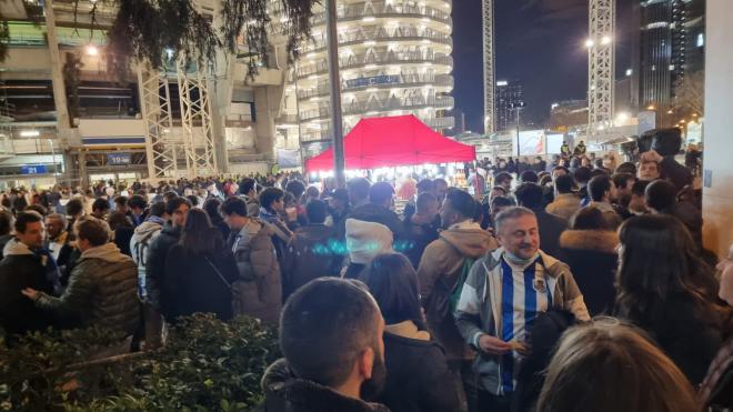 Aficionados donostiarras en los aledaños del Santiago Bernabéu.