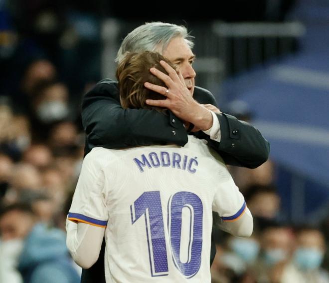 Carlo Ancelotti abraza a Luka Modric en un partido del Real Madrid (Foto: LaLiga).