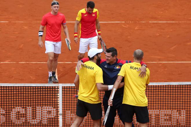 Davidovich y Martínez van a saludar a los rumanos tras perder en el dobles (Foto: EFE/Daniel Pére