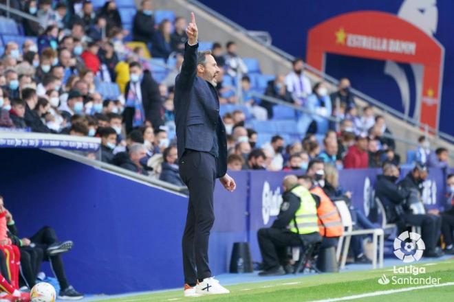 Vicente Moreno da instrucciones en el Espanyol-Getafe (Foto: LaLiga).