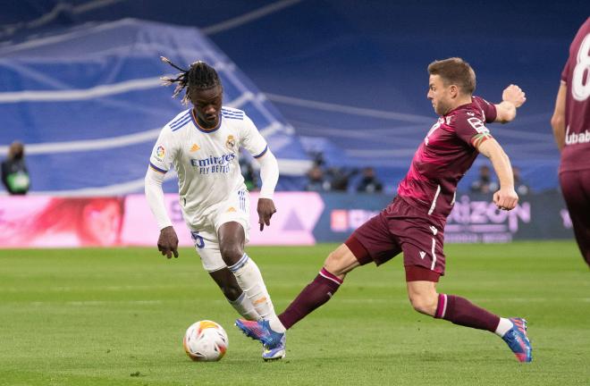 Eduardo Camavinga trata de irse de Illarramendi en el Real Madrid-Real Sociedad (Foto: Cordon Press