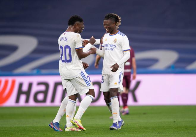 Camavinga celebra con Vinícius su gol en el Real Madrid-Real Sociedad (Foto: Cordon Press).