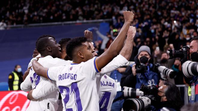 Los jugadores del Real Madrid celebran un gol con su afición en el Santiago Bernabéu (Foto: RMCF)