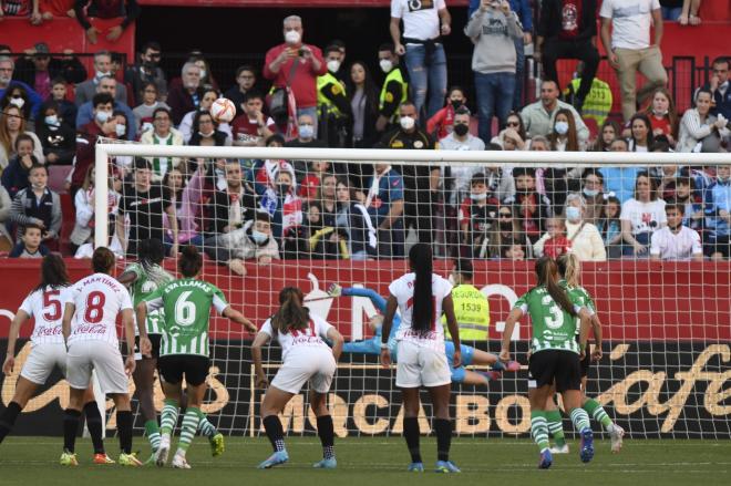 Penalti fallado por Ángela Sosa (FOTO: Kiko Hurtado).