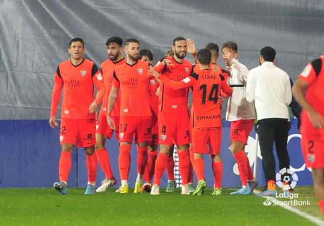 Los jugadores del Málaga celebran con alegría la victoria al Amorebieta (Foto: LaLiga).