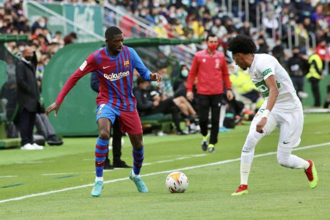 Ousmane Dembélé encara a Mojica en el Elche-Barcelona (Foto: Cordon Press).