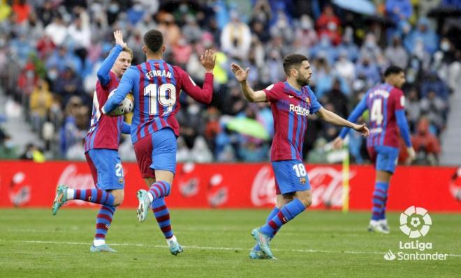 Ferran Torres y Jordi Alba celebran el gol del valenciano en el Elche-Barcelona (Foto: LaLiga).