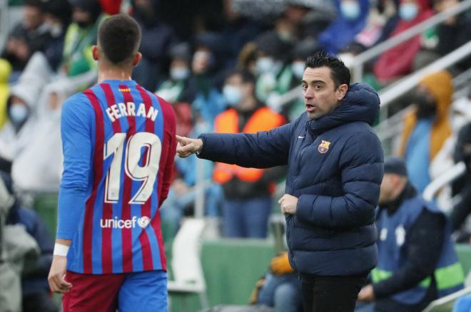 Xavi Hernández da instrucciones a Ferran Torres en el Elche-Barcelona (Foto: EFE).