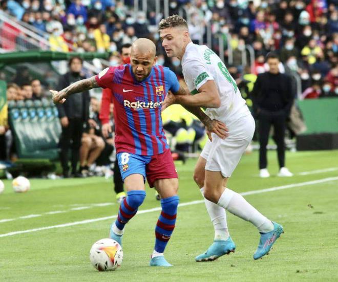 Dani Alves, ante el Elche (Foto: CordonPress).