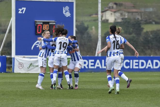 Las jugadoras de la Real Sociedad celebran el gol de Gemma Gili al Eibar (Foto: Giovanni Batista).