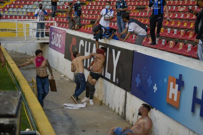 Imágenes de la pelea en el Querétaro-Atlas de México (Foto: EFE).