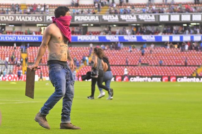 Imágenes de la pelea en el Querétaro-Atlas de México (Foto: EFE).