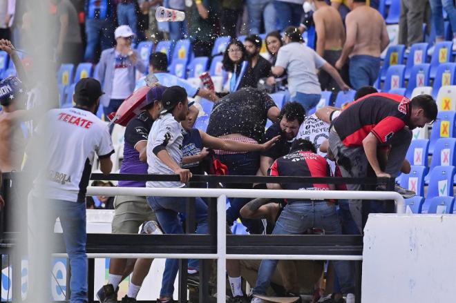 Imágenes de la pelea en el Querétaro-Atlas de México (Foto: EFE).