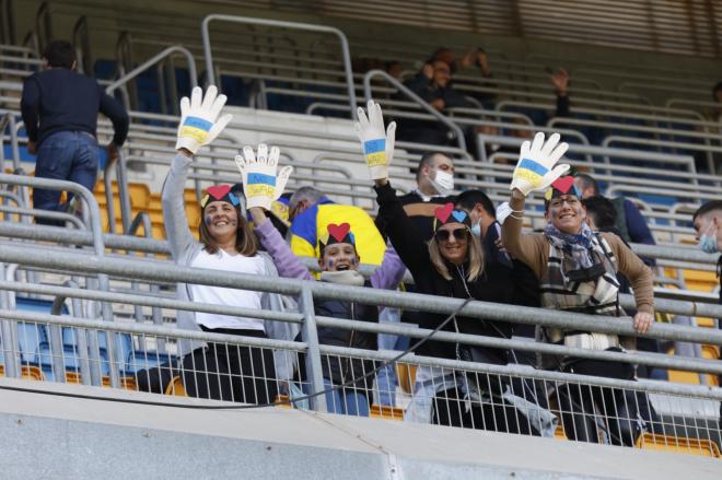 Disfraces en la grada del estadio (Foto: Cristo García).