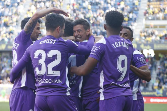 Los jugadores del Cádiz celebran uno de los goles al Oviedo (Foto: LaLiga).