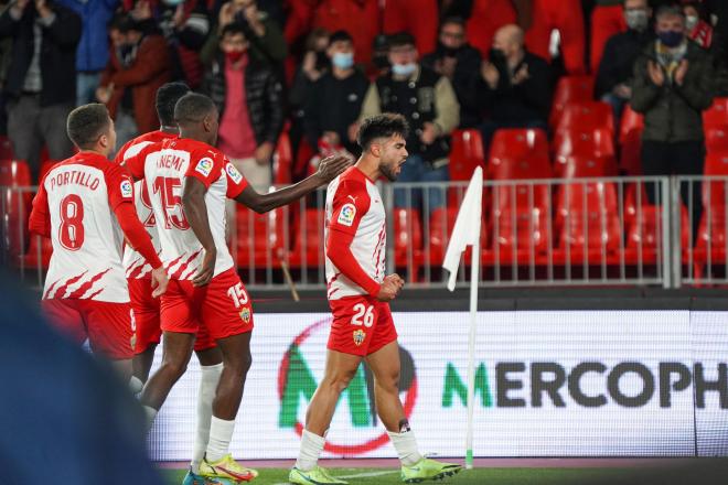 Varios jugadores del Almería celebran un gol esta temporada (Foto: UDA).