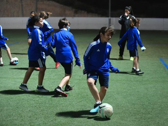 Escuela de fútbol femenino del Real Zaragoza (Foto: Tino Gil/RZ).