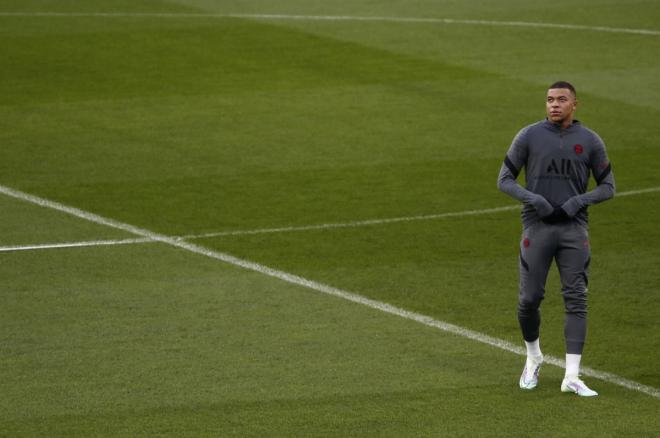 Kylian Mbappé, en el entrenamiento del PSG en el Santiago Bernabéu (Foto: EFE).