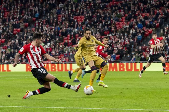 Unai Vencedor chuta en el triunfo ante el Levante UD vivido en San Mamés (Foto: Athletic Club).