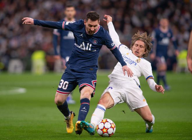 Modric trata de robar un balón a Messi en el Real Madrid-PSG (Foto: Cordon Press).