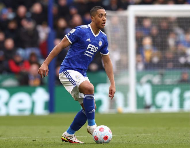 Youri Tielemans, al que sigue el Real Madrid, durante un partido con el Leicester (Foto: Cordon Press).