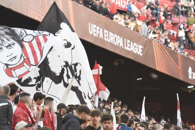 La afición del Sevilla ante el West Ham (Foto: Kiko Hurtado).