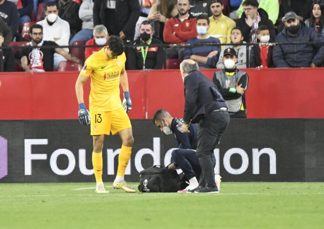 Bono siendo atendido en el Sevilla-West Ham (foto: Kiko Hurtado).