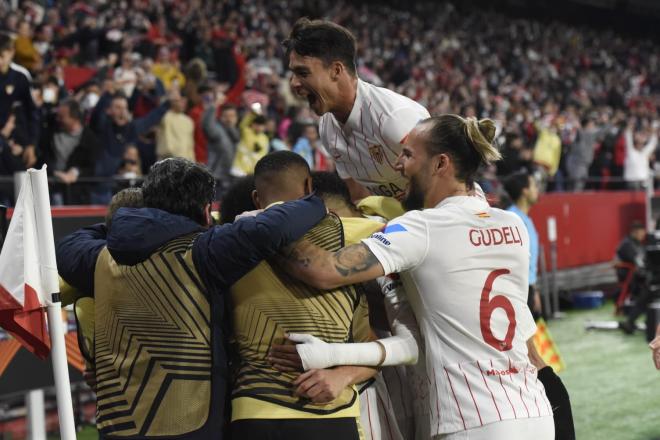 Los jugadores del Sevilla celebran el gol de Munir al West Ham (Foto: Kiko Hurtado).