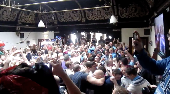 Aficionados del West Ham, reunidos en un bar viendo a su equipo.