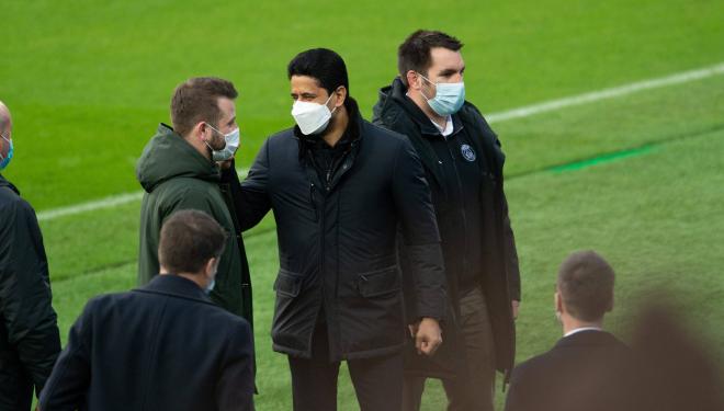 Nasser Al-Khelaïfi, en el césped del Bernabéu en la previa del Real Madrid-PSG (Foto: Cordon Press).