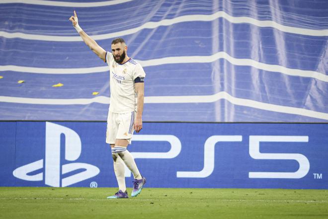 Benzema celebra uno de sus goles en el Real Madrid-PSG.