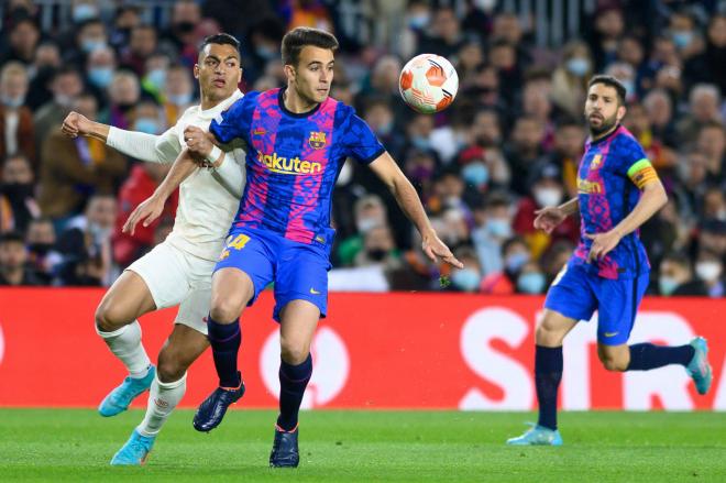 Eric García protege un balón durante el Barcelona.Galatasaray (Foto: Cordon Press).