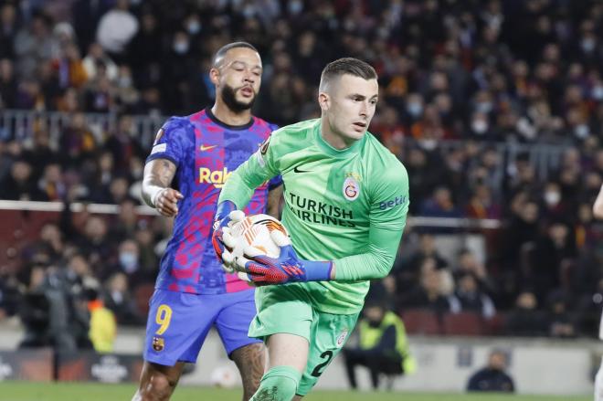 Iñaki Peña ante Memphis Depay durante el Barça-Galatasaray (Foto: Cordon Press).