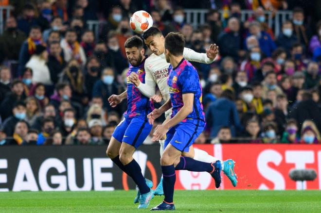 Jordi Alba pelea por un balón aéreo con Mostafa Mohamed durante el Barça-Galatasaray (Foto: Cord
