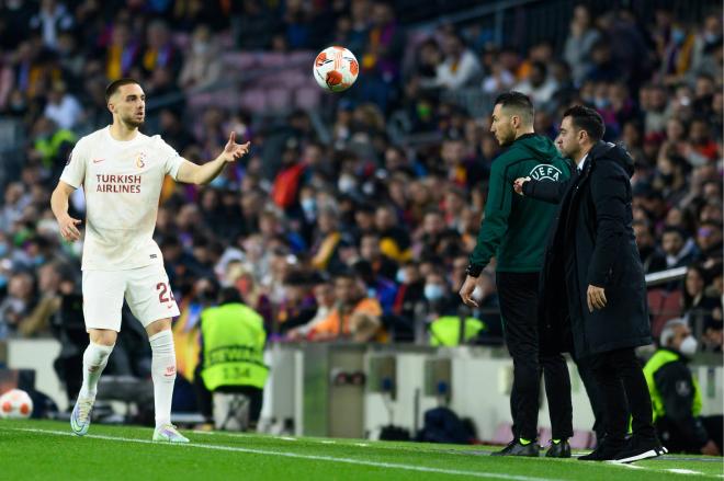 Xavi, en la banda del Camp Nou durante el Barcelona-Galatasaray (FOTO: Cordón Press).