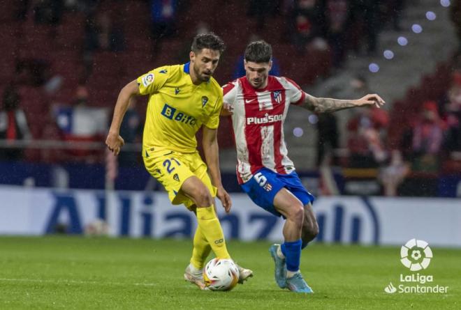 De Paul lucha un balón con Rubén SObrino.