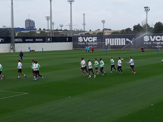 La plantilla del Valencia inicia el entrenamiento un día antes del partido ante el Getafe.