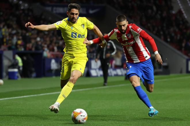 Carrasco pelea un balón con Rubén Sobrino.