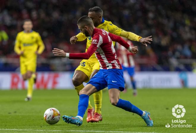 Carrasco lucha un balón en el Atlético-Cádiz.