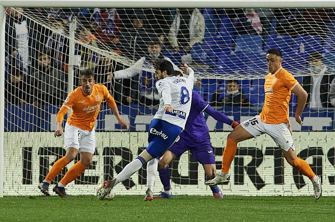 Eugeni intenta marcar de rabona ante el Fuenlabrada (Foto: Daniel Marzo).