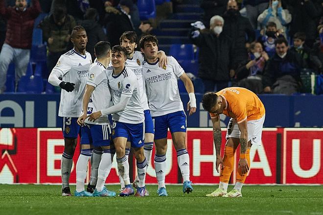 Algunos jugadores del Real Zaragoza se abrazan para celebrarl un tanto ante el Cartagena (Foto: Dani Marzo).