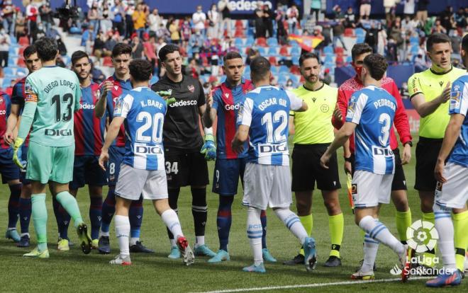 Saludo inicial del Levante-Espanyol (Foto: LaLiga).