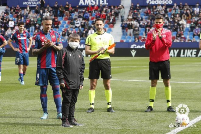 Artur realiza el saque de honor en el Levante - Espanyol. (Foto: LaLiga)