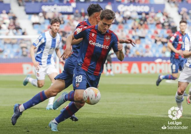 De Frutos conduce el balón durante el partido entre el Levante y el Espanyol en el Ciutat. (Foto: LaLiga).